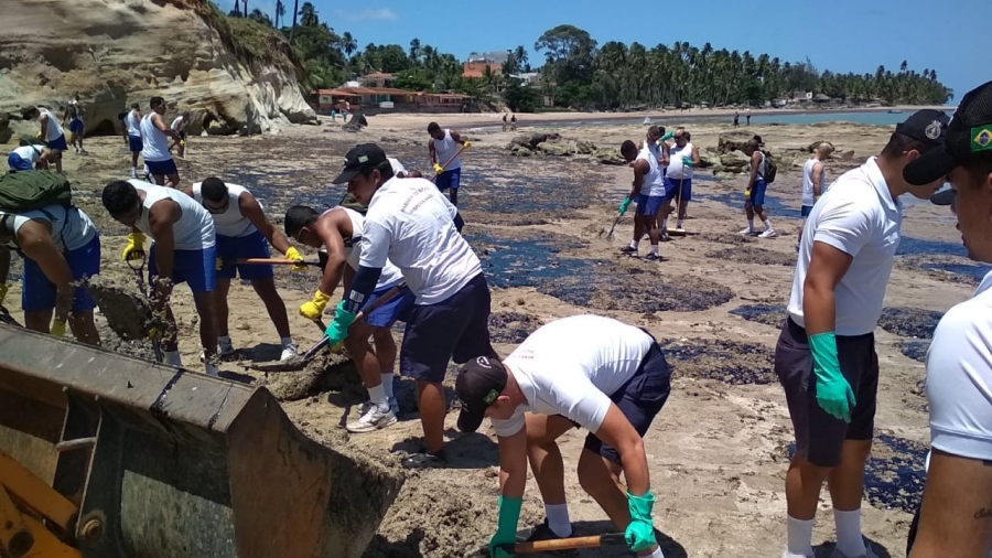 Governo realiza todas as ações para conter óleo na praia